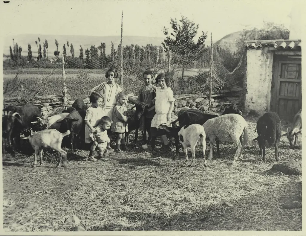 zc.-Los hijos del pintor en "Las Moreras" Alcaraz 1925