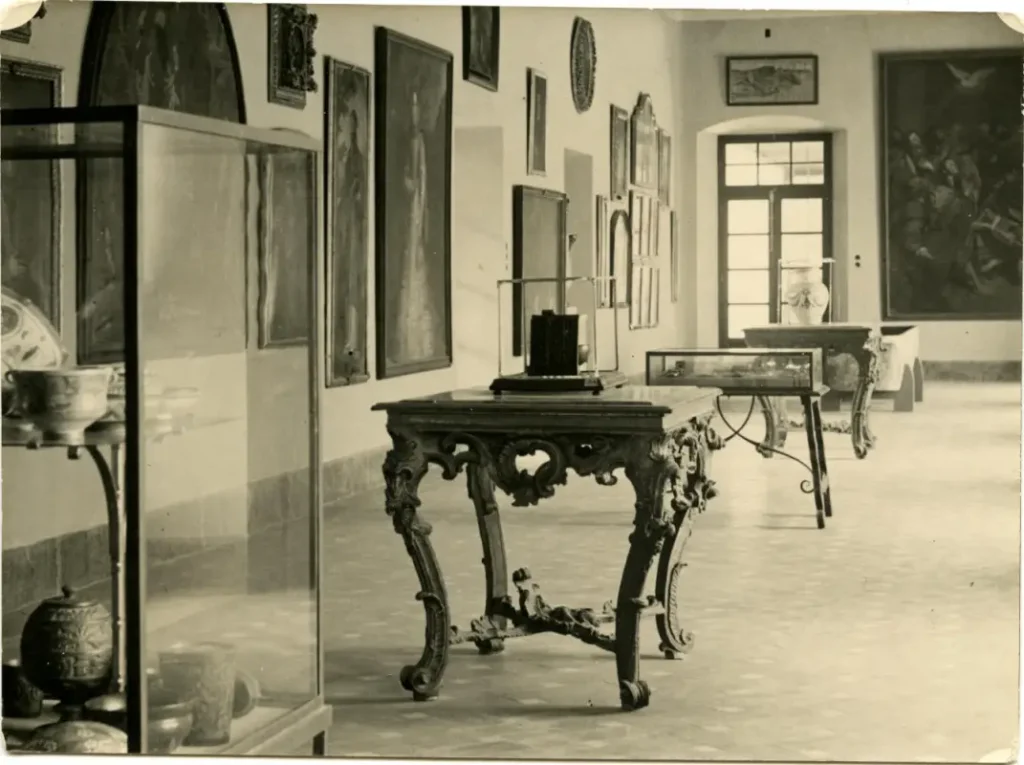 s.-Interior del Museo de Santa Cruz