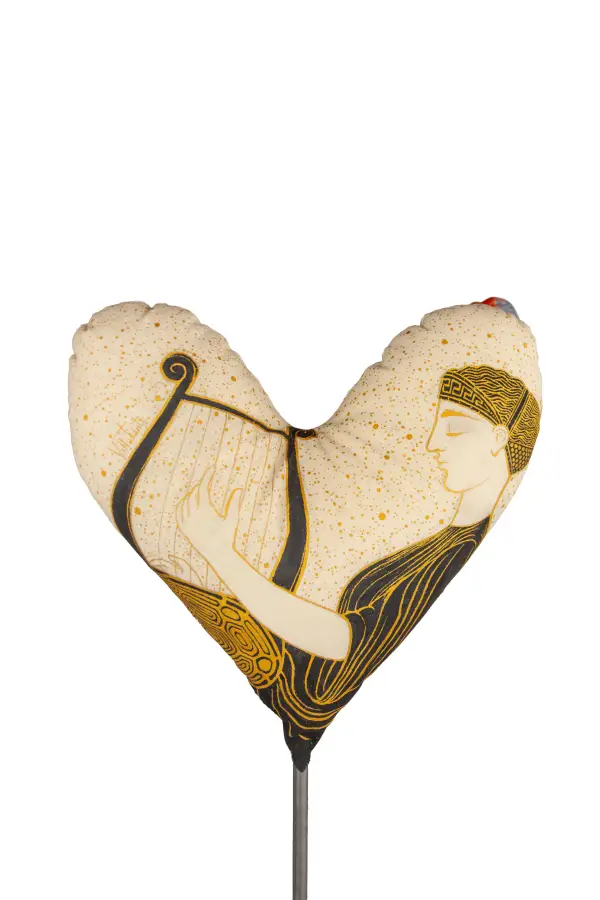 Corazones con alma 016 Exposición 'Corazones con alma' en el Centro Cultural San Clemente, un proyecto artístico solidario impulsado por la asociación Manos y Voces (Carranque, Toledo)